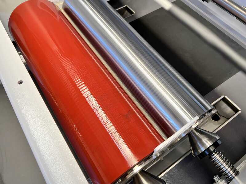 Cosma Валик для фарбування
Вироблено компанією Cosma
Тип 400 RC

Рік випуску 2023
Демонстраційна машина - ніколи не використовувалася у виробництві!
2-валкова машина для нанесення масла

Система нанесення валиків Cosma використовується для нанесення олії на масивні дерев'яні підлоги (паркет), панелі, сходи, садові матеріали, будівельні ліси та оздоблення стін.

Робоча ширина 400 мм

Підходить для заготовок:
Товщина 10 - 50 мм

Робоча висота 900 мм

оснащений
- дозуючий валик, 0,37 кВт
- прогумованим валиком для нанесення, 0,37 кВт, 25 Shore

з електричним регулюванням висоти та механічним індикатором висоти

Панель управління для:
Швидкість подачі, сила струму на валик і регулювання висоти валиків 400 RC - Öle (2)