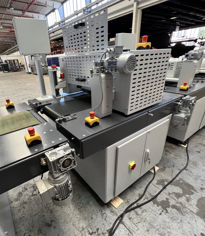 Cosma Валик для фарбування
Вироблено компанією Cosma
Тип 400 RC

Рік випуску 2023
Демонстраційна машина - ніколи не використовувалася у виробництві!
2-валкова машина для нанесення масла

Система нанесення валиків Cosma використовується для нанесення олії на масивні дерев'яні підлоги (паркет), панелі, сходи, садові матеріали, будівельні ліси та оздоблення стін.

Робоча ширина 400 мм

Підходить для заготовок:
Товщина 10 - 50 мм

Робоча висота 900 мм

оснащений
- дозуючий валик, 0,37 кВт
- прогумованим валиком для нанесення, 0,37 кВт, 25 Shore

з електричним регулюванням висоти та механічним індикатором висоти

Панель управління для:
Швидкість подачі, сила струму на валик і регулювання висоти валиків 400 RC - Öle (3)