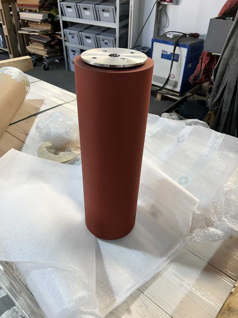 Cosma Валик для фарбування
Вироблено компанією Cosma
Тип 400 RC

Рік випуску 2023
Демонстраційна машина - ніколи не використовувалася у виробництві!
2-валкова машина для нанесення масла

Система нанесення валиків Cosma використовується для нанесення олії на масивні дерев'яні підлоги (паркет), панелі, сходи, садові матеріали, будівельні ліси та оздоблення стін.

Робоча ширина 400 мм

Підходить для заготовок:
Товщина 10 - 50 мм

Робоча висота 900 мм

оснащений
- дозуючий валик, 0,37 кВт
- прогумованим валиком для нанесення, 0,37 кВт, 25 Shore

з електричним регулюванням висоти та механічним індикатором висоти

Панель управління для:
Швидкість подачі, сила струму на валик і регулювання висоти валиків 400 RC - Öle (4)